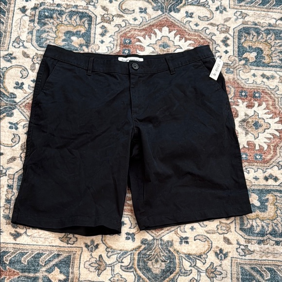 Amazon Essentials 16 Women’s Black Mid Rise Casual Shorts - Picture 2 of 6